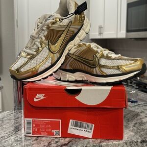 Nike Vomero Gold and White BRAND NEW